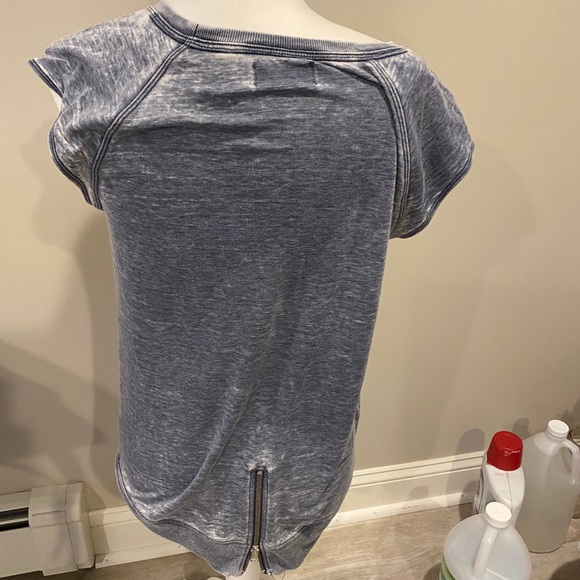 Distressed oversized tank - Picture 2 of 3